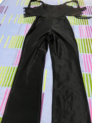 Mono negro de fiesta elegante