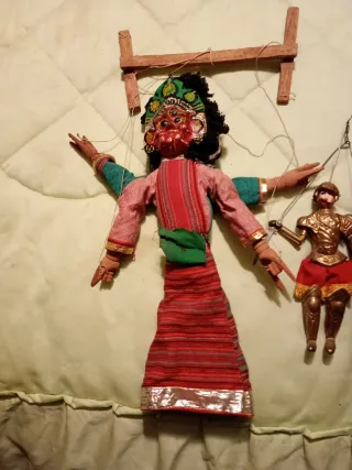 Dos marionetas y cesta de transporte.