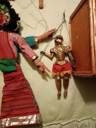 Dos marionetas y cesta de transporte.