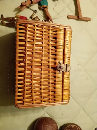 Dos marionetas y cesta de transporte.