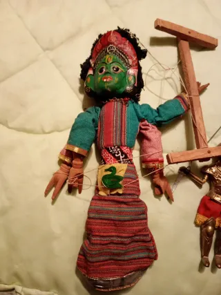 Dos marionetas y cesta de transporte.