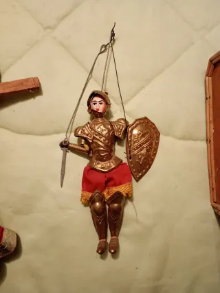 Dos marionetas y cesta de transporte.