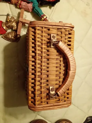 Dos marionetas y cesta de transporte.