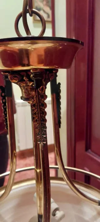 Lámpara de forja colgante dorada y blanca