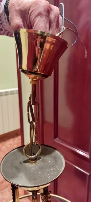 Lámpara de forja colgante dorada y blanca