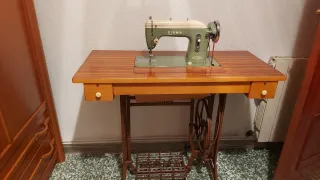 Máquina de coser antigua de madera y metal. SIGMA.