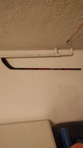 Casco, guantes, espinilleras y stick hockey niño.