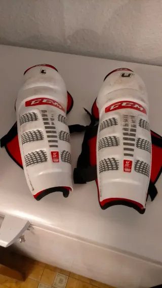 Casco, guantes, espinilleras y stick hockey niño.