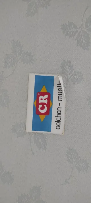 Base tapizada con 4 patas desmontables resistentes