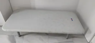 Base tapizada con 4 patas desmontables resistentes