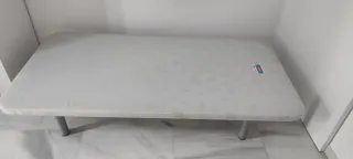 Base tapizada con 4 patas desmontables resistentes