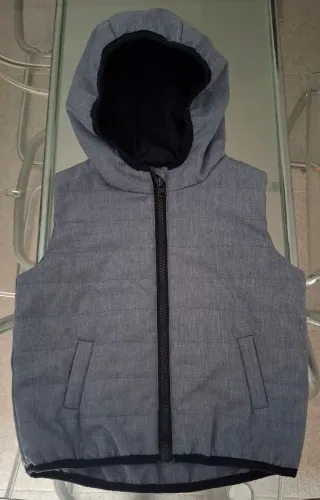 Chaleco con capucha