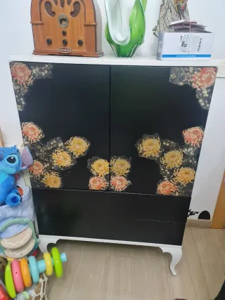 Mueble restaurado  puertas florales.Auxiliar