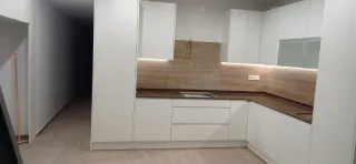 Muebles de cocina completos con despensero.