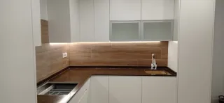 Muebles de cocina completos con despensero.