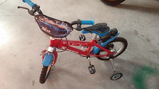 Bicicleta infantil roja con ruedines nueva