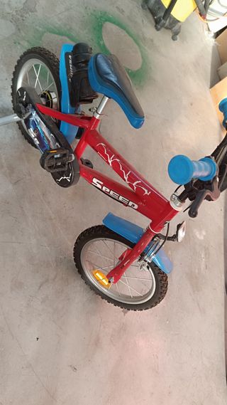 Bicicleta infantil roja con ruedines nueva