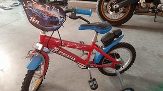 Bicicleta infantil roja con ruedines nueva