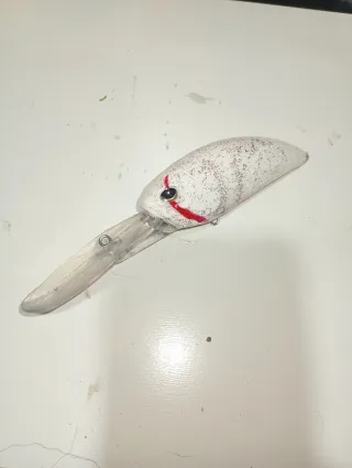 Señuelo de pesca blanco con brillos