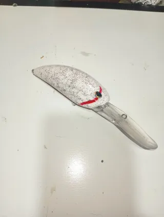 Señuelo de pesca blanco con brillos