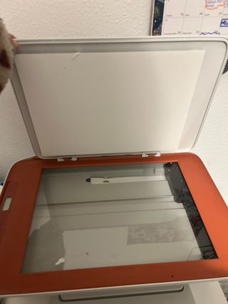 Impresora HP blanca y naranja