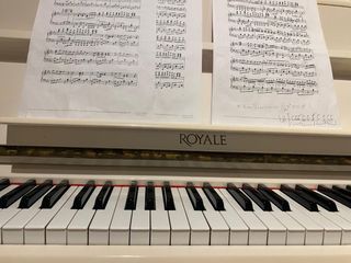 Piano Vertical Royale recien afinado.