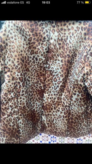 Chaquetón corto estampado leopardo