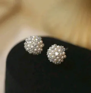 Pendientes perlas y circonitas sintéticas.