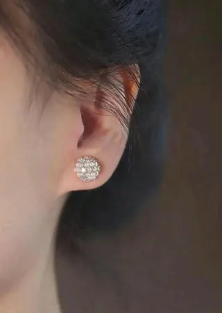 Pendientes perlas y circonitas sintéticas.