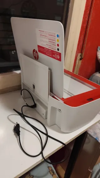 Impresora HP Todo-en-Uno Roja y Blanca