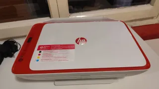 Impresora HP Todo-en-Uno Roja y Blanca