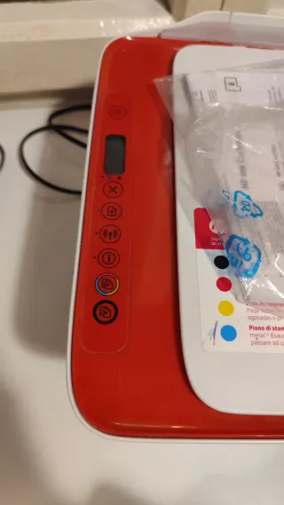 Impresora HP Todo-en-Uno Roja y Blanca