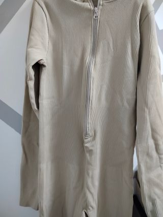 Mono elegante ajustado con cremallera