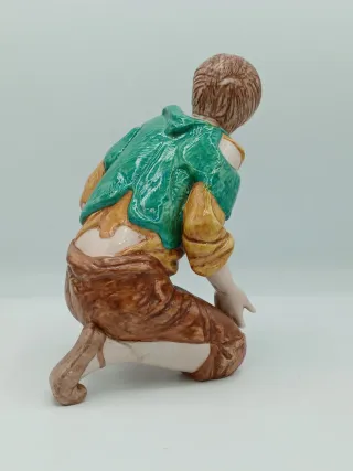 Figura SUREDA de porcelana fina niño jugando  dad