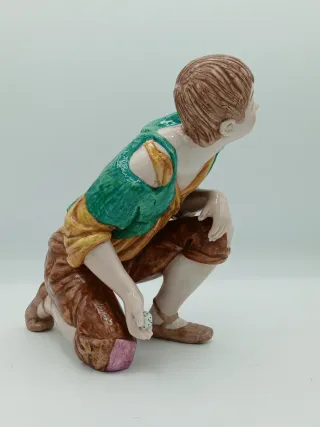 Figura SUREDA de porcelana fina niño jugando  dad