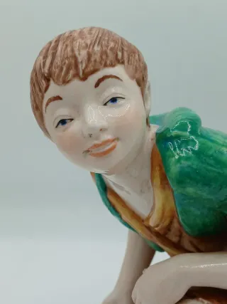 Figura SUREDA de porcelana fina niño jugando  dad