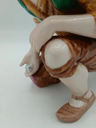 Figura SUREDA de porcelana fina niño jugando  dad