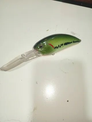 Señuelo de pesca verde con babero