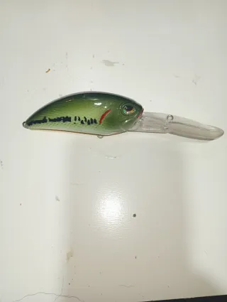 Señuelo de pesca verde con babero
