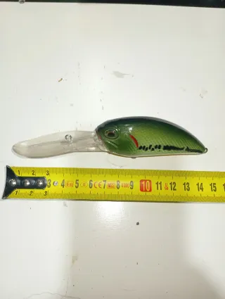 Señuelo de pesca verde con babero