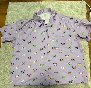 Camisa Morada con Estampado de Mariposas
