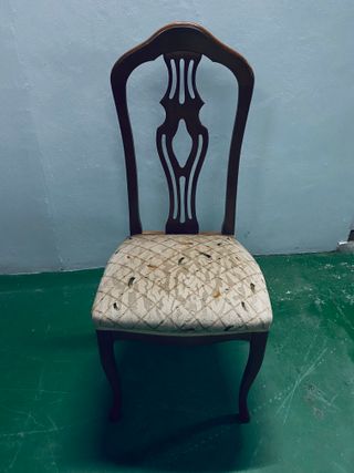 Sillas de salón vintage y mesa extensible.