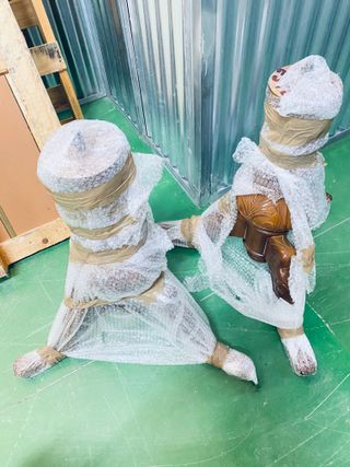 Sillas de salón vintage y mesa extensible.