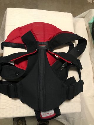 Mochila Portabebés BabyBjorn Negra y Roja