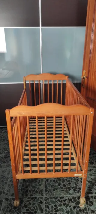 Cuna de madera con colchón