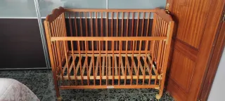 Cuna de madera con colchón