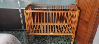 Cuna de madera con colchón