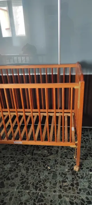 Cuna de madera con colchón