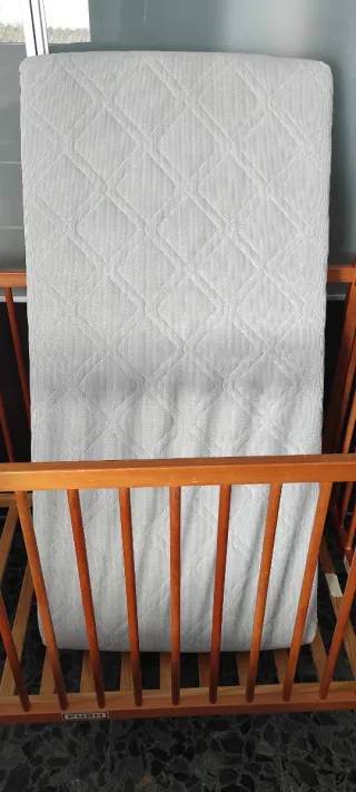 Cuna de madera con colchón