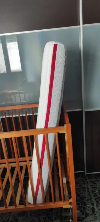 Cuna de madera con colchón